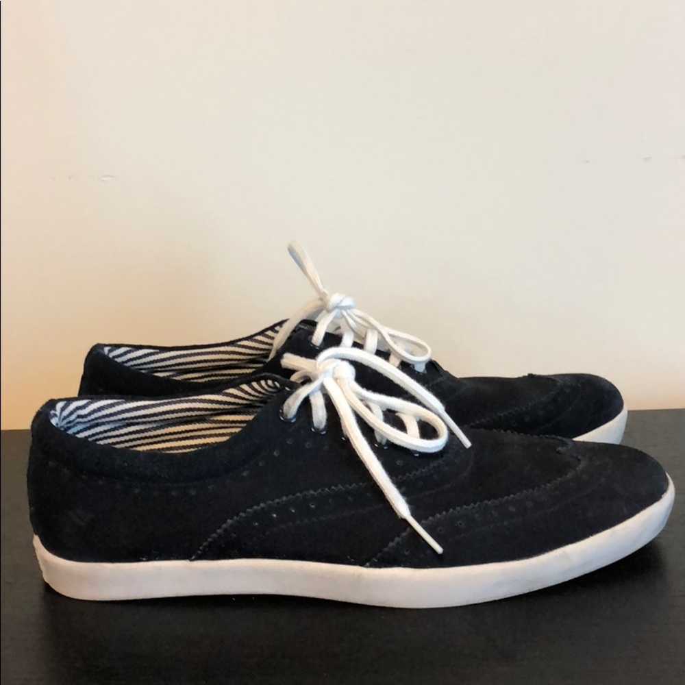 Generic Surplus Wingtip Sneakers - Picture 4 of 4